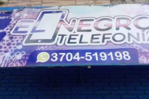 El negro telefon&iacute;a celular
