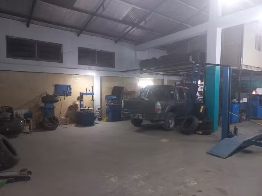 Esquel neumaticos gomer&iacute;a alineaci&oacute;n mec&aacute;nica ligera