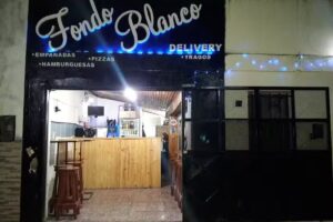 Fondo blanco delivery y servicio de barras moviles